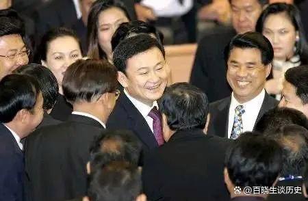 泰总理回国一落地就奔向2个孩子：家庭与责任的温暖瞬间