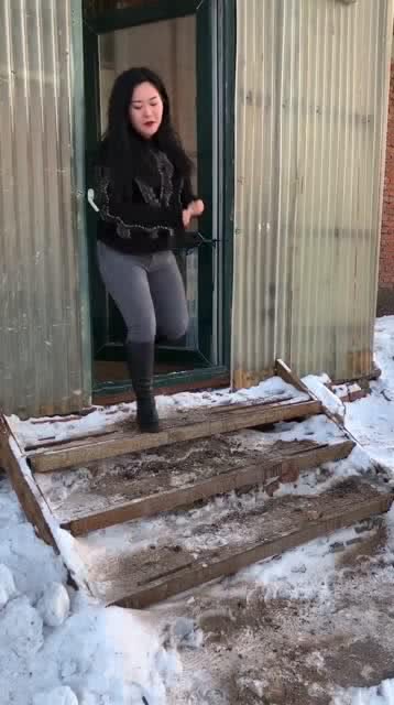 女子逛商场被男子无端踹一脚，真相令人震惊！