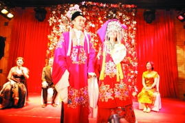 新人穿红卫衣举办婚礼：一场别样的幸福仪式