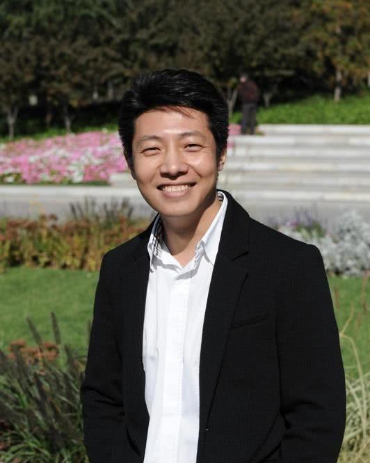 致敬黄旭华院士：撒贝宁送花背后的深情故事