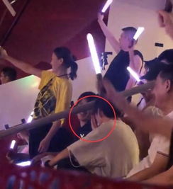 谢娜带留置针看张杰演唱会：爱与陪伴的力量