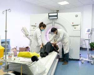 医院更衣室惊现摄像头，背后真相令人深思