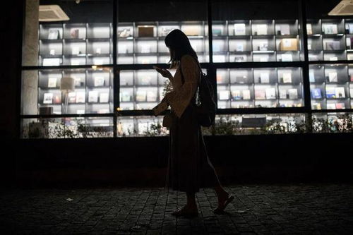 下班归途中的开朗上班族：如何在忙碌中找到快乐