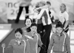 徐梦桃携手队友双人同步夺金：空中技巧队的荣耀时刻