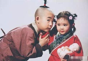 刘姥姥在贾探春房中当众打了板儿一巴掌，打给谁看的？