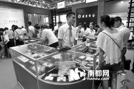 金店爆满！跨城排队13小时只为买黄金，背后真相令人震惊