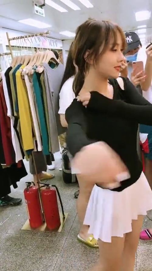 换衣服背后的故事：从直播间的变装到日常生活的乐趣