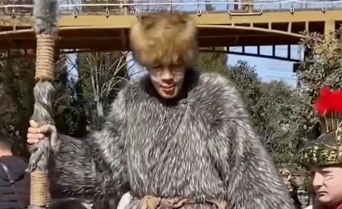 万岁山2.33米巨人演员：一个腼腆巨人的故事