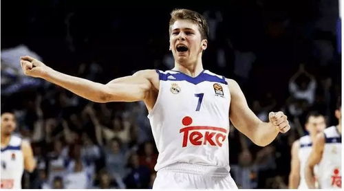 詹姆斯穿东契奇77号T恤热身，背后的故事比你想象的更精彩！