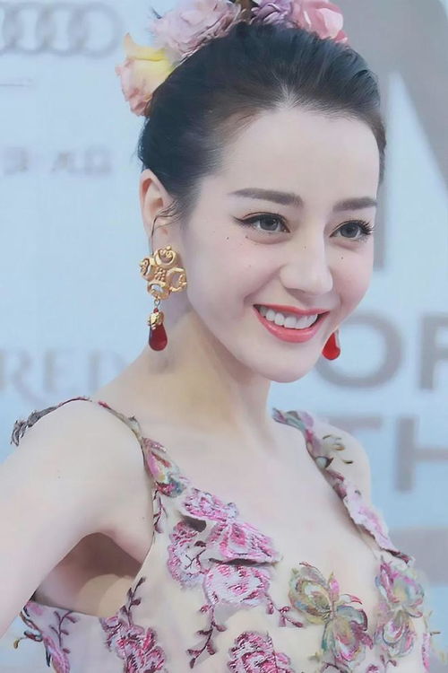 迪丽热巴穿深V古装：仙气与灵动的完美结合