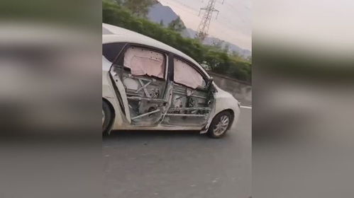 高架偶遇“车坚强”：车门用胶带粘，背后的故事让人深思