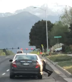 高速路上的惊魂一幕：女子与司机争吵后车辆失控