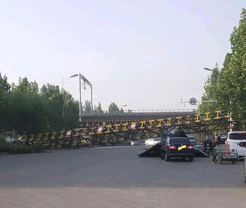 货车撞歪限高杆，后车惨遭“毁容”！一场车祸引发的深思