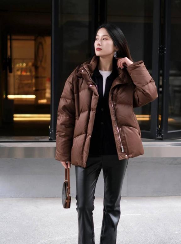 女子烤火5分钟 千元羽绒服被烤化：冬季取暖安全不容忽视