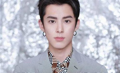 王鹤棣衬衫造型，夏日沙滩的浪漫与时尚碰撞