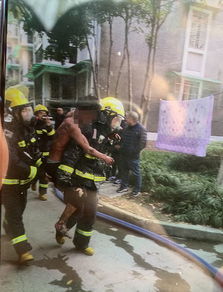 室友电瓶燃爆烧伤：男生照镜哭泣，生命中的痛与重生