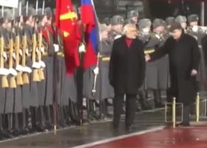 莫迪穿羽绒服检阅法国仪仗队：一场外交舞台上的细节观察