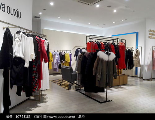 时尚与个性并存的服装店女员工：Cici的成长故事