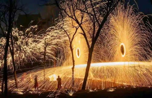 打铁花表演朝人群打？当地回应来了！