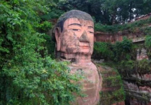 乐山大佛“上天了”？神秘天空奇观与景区火爆背后的故事