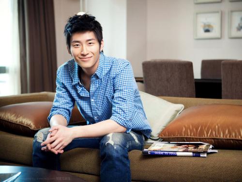 窦骁在线回应颧骨受伤事件：真相与争议的交织