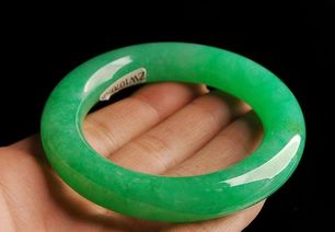 昨天定情镯，今天阴阳隔：一场爱恨交织的离别