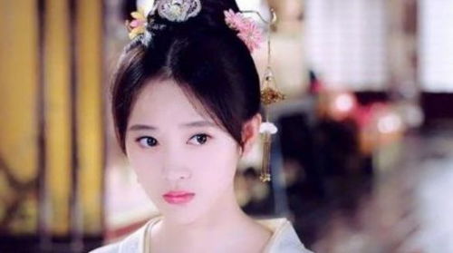 英雄白马“白龙”离世，主人依立拜酒后痛哭：挚友的离去让我心如刀绞