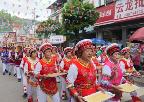 民俗巡演队伍在东海岛演出“人龙舞”