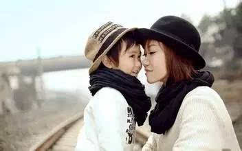 “国家的孩子”在父母遗像前下跪大哭：一份深沉的感恩与告别