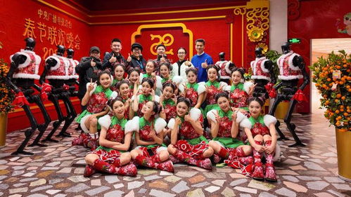 真人模仿春晚机器人转手绢，邓州宋金不夜城的“人机共舞”