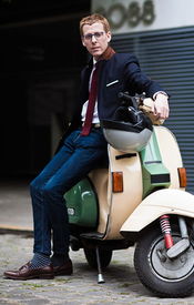 男子用儿子第一双小袜子做车挂：爱与纪念的独特表达