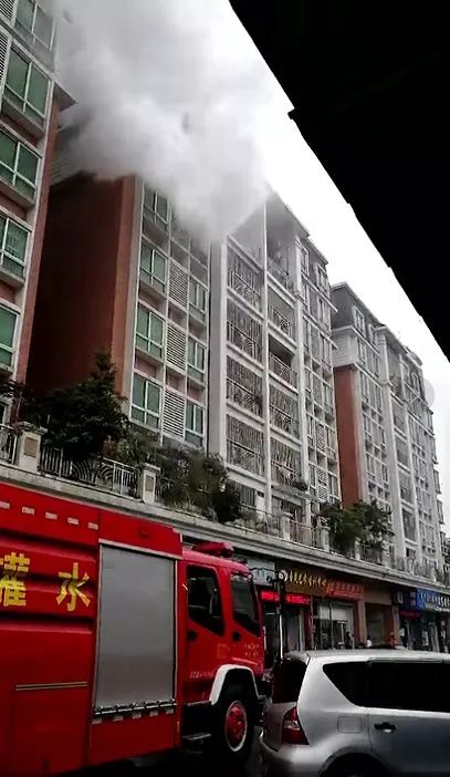 亲历者视角：台湾一大楼美食街突发爆炸事件还原