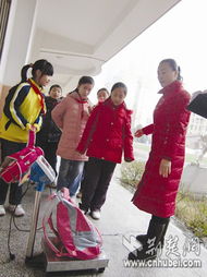 武汉小学开学抽查书包重量，减负行动真的能让孩子轻松吗？