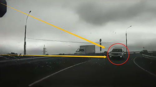 隧道惊魂：逆行车辆突袭，车主紧急避让的生死瞬间