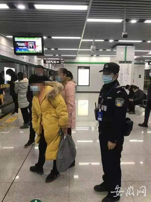 8岁女孩地铁走失，民警暖心相助成网友热议焦点