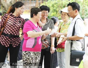 爸爸要女儿相亲照片却得来一堆丑照：尴尬的相亲现场与无奈的家庭催婚