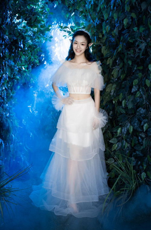 贺美琦加入时代峰峻：从多栖艺人到流量新星的蜕变