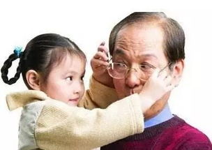 83岁太爷爷小心抱刚出生12天的重孙：隔代亲情的温暖瞬间