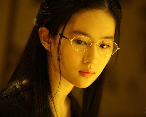 吴越首次戴老花镜演戏：岁月沉淀下的演技派