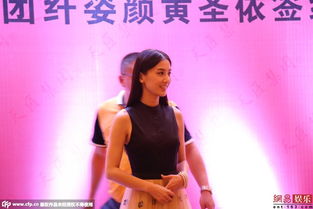 黄圣依情人节晒照：母亲陪伴下的浪漫时光