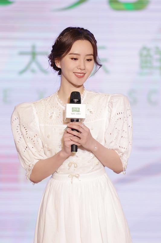 刘诗诗回应下雨天穿白裙子：优雅是一种态度