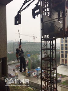 惊魂一刻！老人失足悬挂14层高空，全楼居民齐心营救