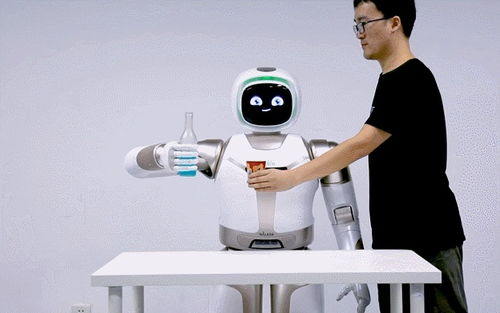 机器人下腰比人都丝滑，这个春节它们忙翻了！