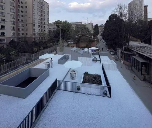 理想国废墟：在时间的残垣中寻找自我