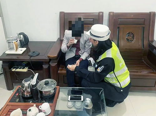 辅警跪地狂按救下一条命：平凡英雄的感人瞬间