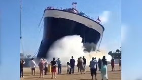 活久见！5万吨巨轮撞上美国核航母，真相竟是这样……