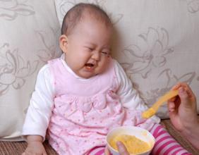 8个月大的宝宝情绪稳定等妈妈睡醒：小天使的暖心故事