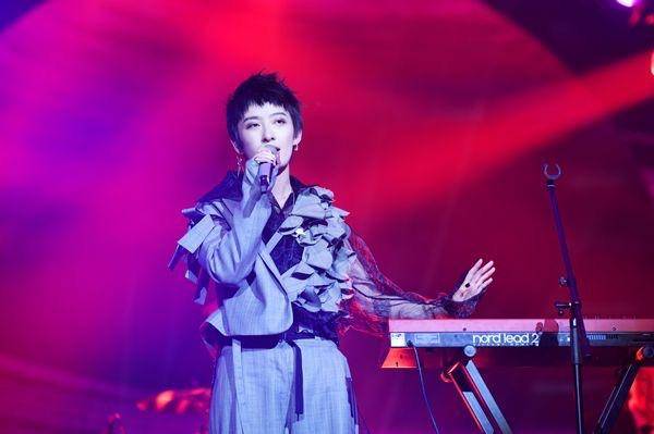 周深哽咽致歉：一场关于遗憾与坚持的自我对话