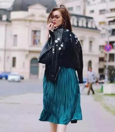 黑色皮衣与性感V领长裙：柔美与硬朗的完美碰撞