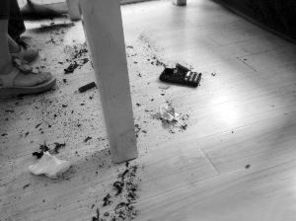 小伙开门瞬间玻璃炸了遭索赔：真实经历背后的责任与反思